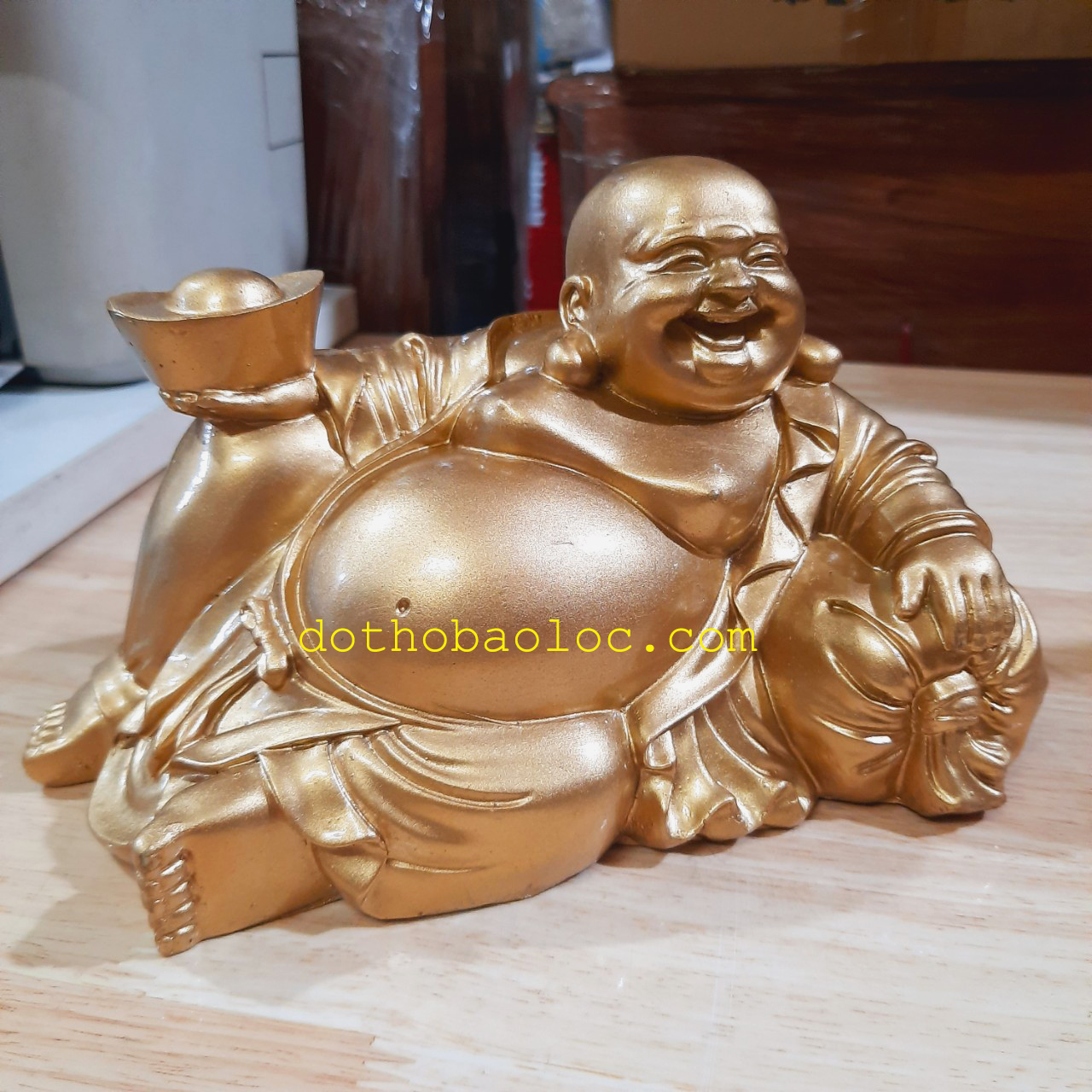 Tượng Di Lặc bột đá phong thủy màu vàng đồng đem lại may mắn, tài lộc cho gia chủ cao 13cm