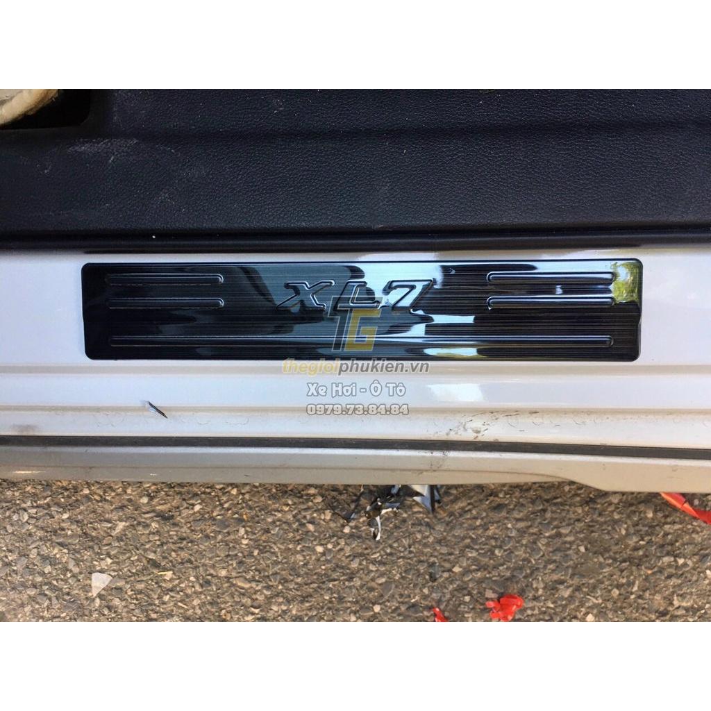Bộ sản phẩm ỐP BẬC CỐP VÀ BẬC CỬA vân Titan xe Suzuki XL7