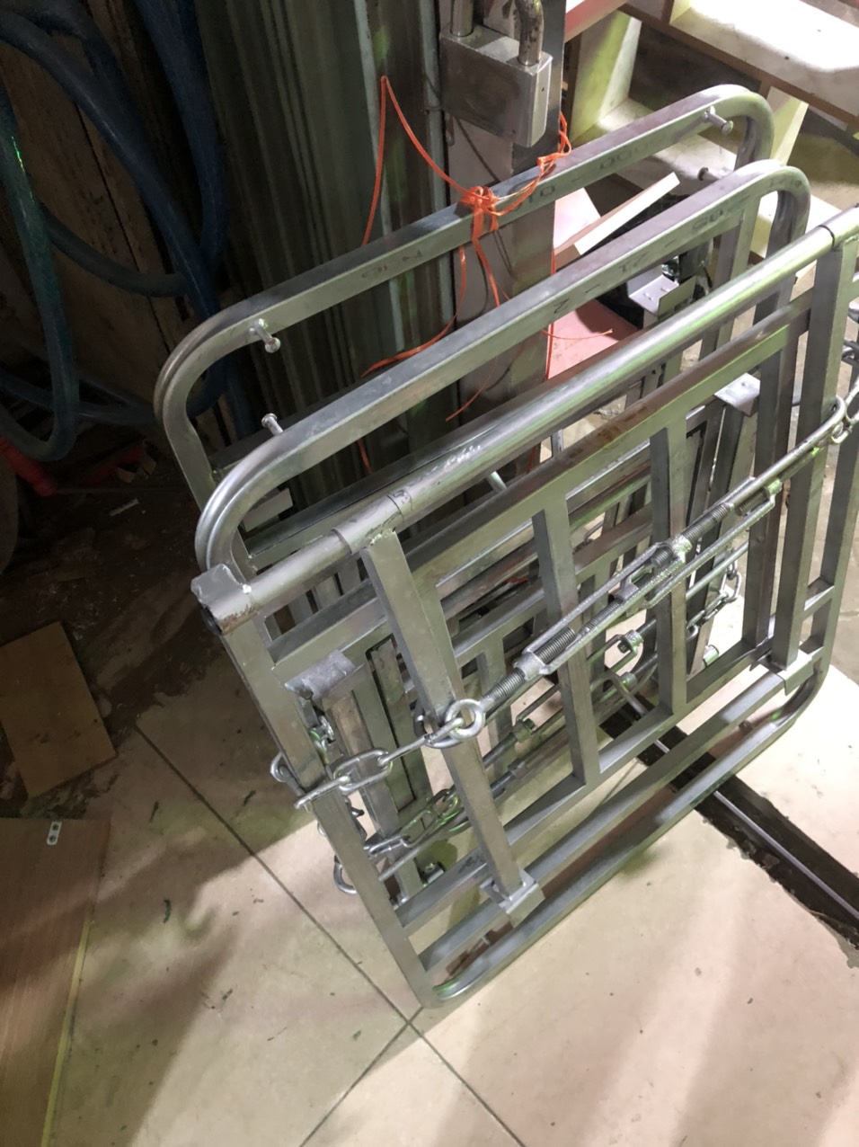 Baga Chở Hàng Vuông Mở Nắp Đổ Xăng Xe Gắn Máy/ Xe ga QUỐC BẢO - Sắt dày chắc chắn - Tháo Lắp Chỉ 10 giây