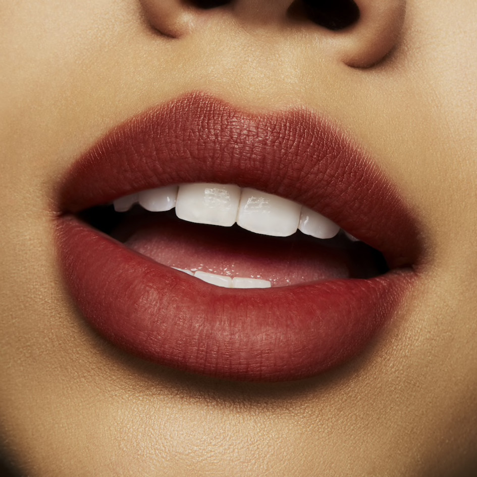 Son môi mịn lì mỏng nhẹ giúp làm mờ rãnh môi MAC Powder Kiss Lipstick - Moisture Matte Lipstick 3g