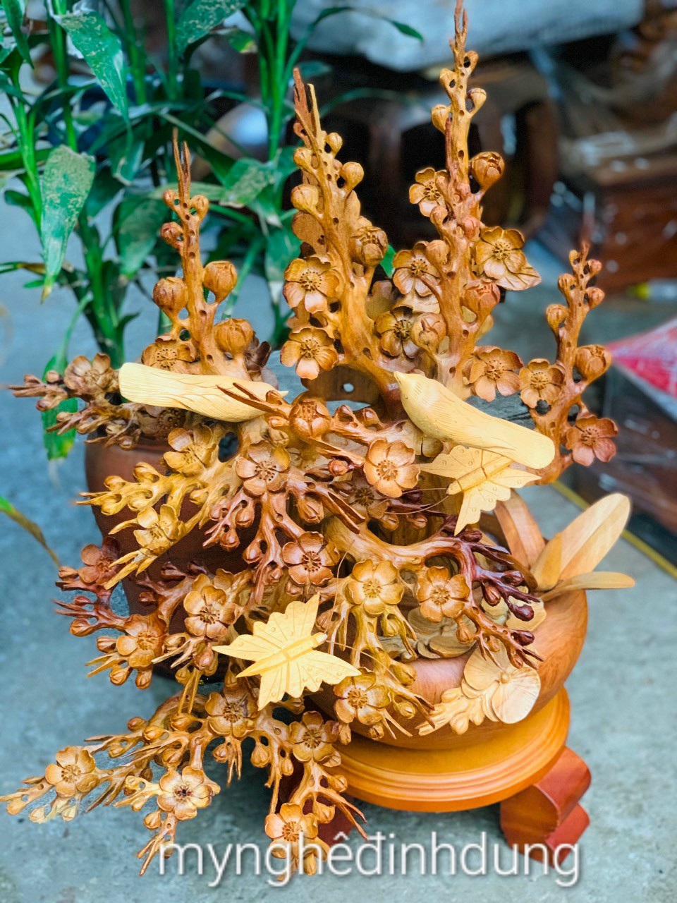 1 bình hoa mai lan phong thủy trang trí phòng khách bằng gỗ hương