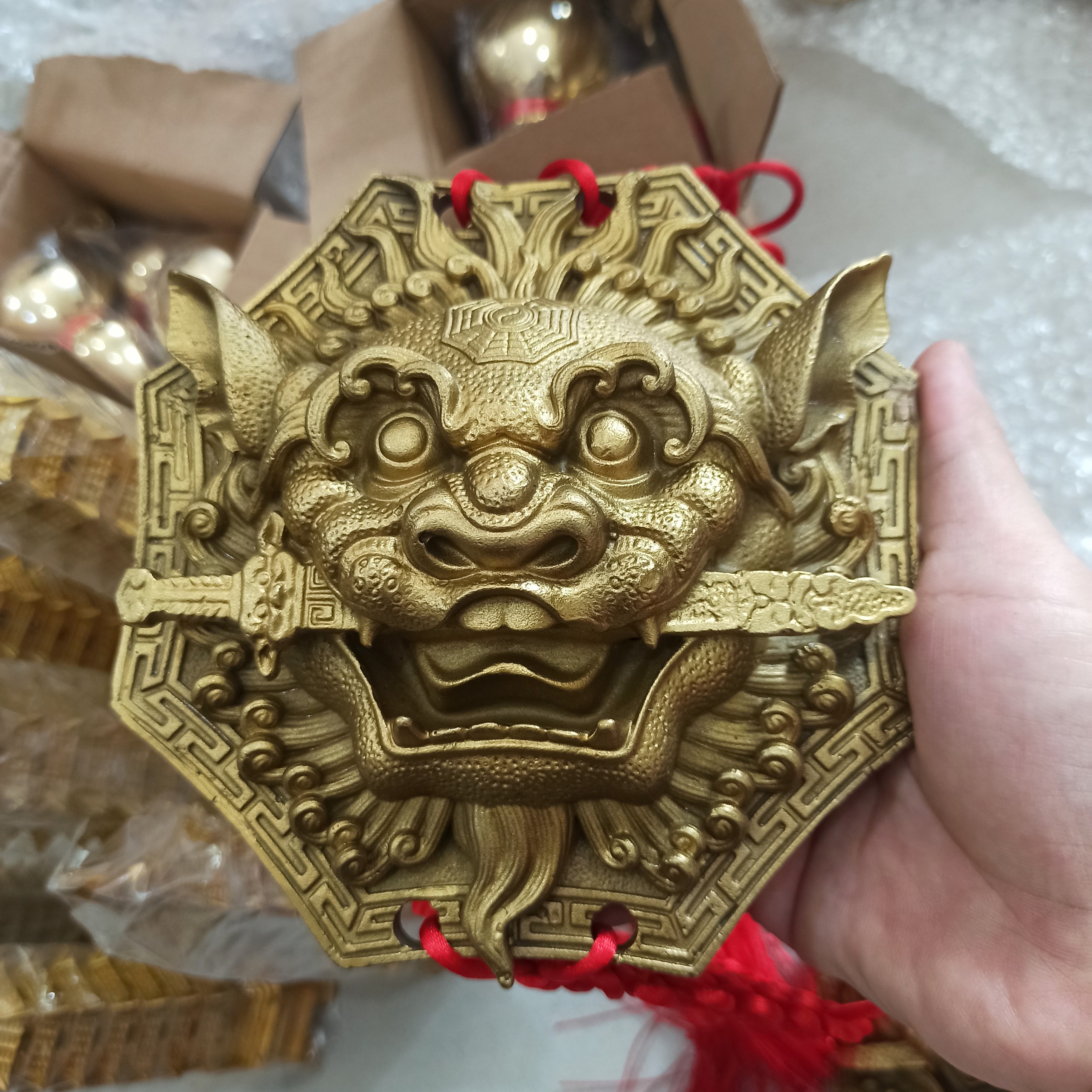 Mặt hổ phù ngậm kiếm 15cm kết dây đỏ, mặt sư tử trừng mắt ngậm kiếm bằng đồng thau phong thủy, mặt hổ phù kết dây đẹp trấn trạch, trừ tà, cầu phúc