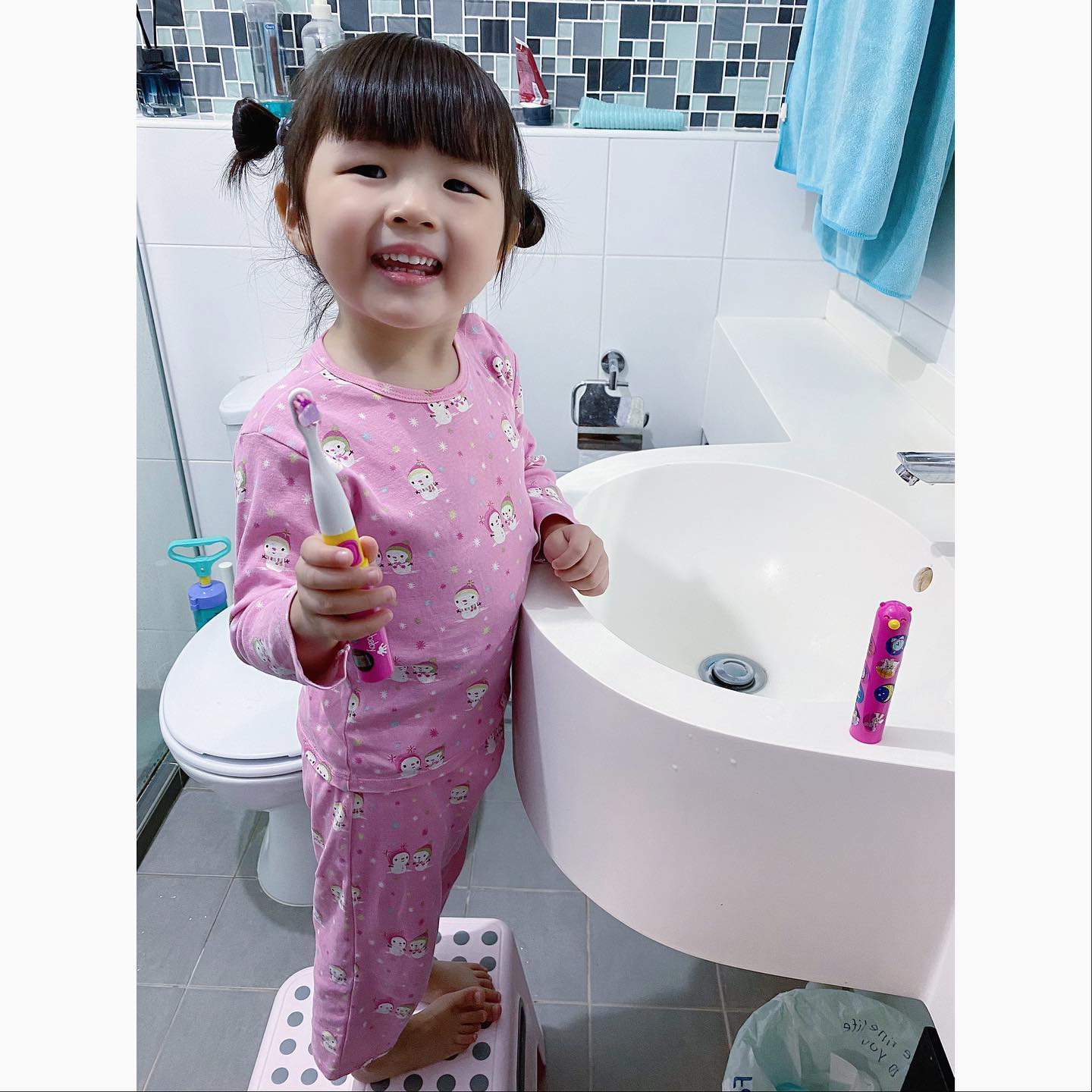 Brush-Baby Bàn chải điện sóng âm GoKidz dùng pin có nắp đậy tiện lợi, 2 chế độ làm sạch răng an toàn và hiệu quả cho bé (Từ 3 tuổi)