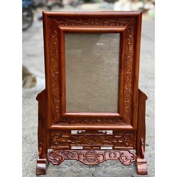 Khung ảnh thờ đục triện gỗ hương kích thước ảnh 20*30 cm.