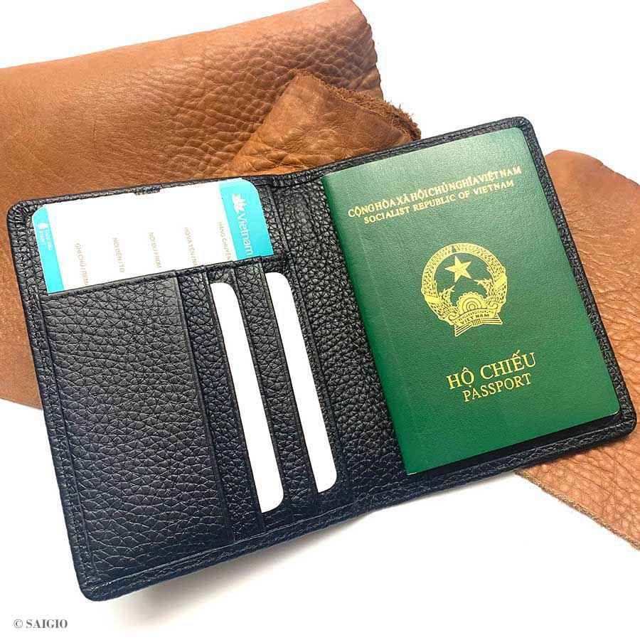 Ví Passport Da Bò PEBBLE Mềm Mại - Bền Bỉ, Chống Xước - Chống Nhăn Tốt, Thiết Kế Hiện Đại - Đa Năng, Đựng Được Nhiều Loại Hộ Chiếu, Nhiều Ngăn Thẻ ATM, Đựng Tiền, Vé Máy Bay, Tiện Dụng Khi Đi Du Lịch, Công Tác - Hàng Chính Hãng SAIGIO