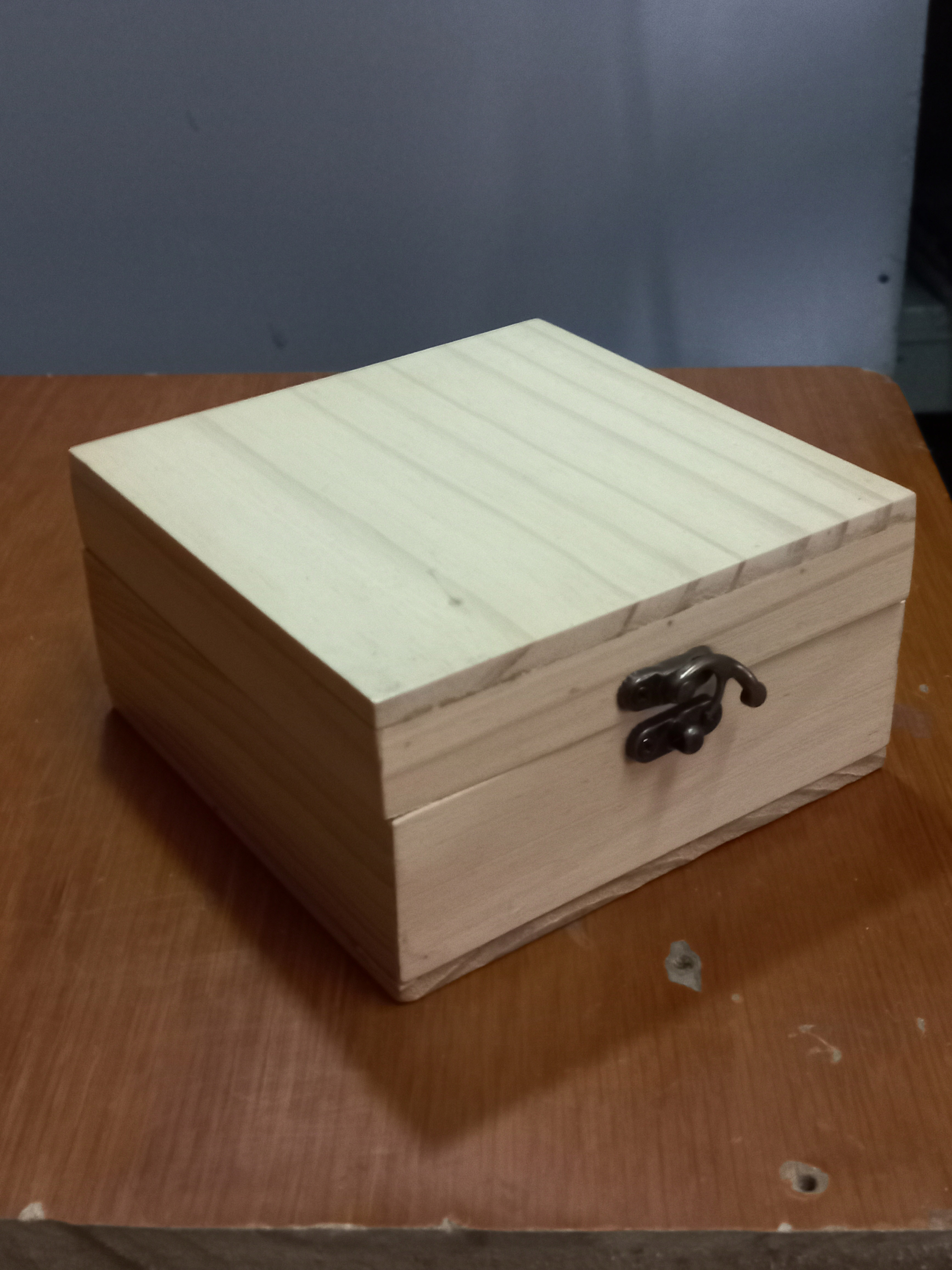 hộp vuôn gỗ thông đựng đồ linh tinh để trên bàn làm việc.