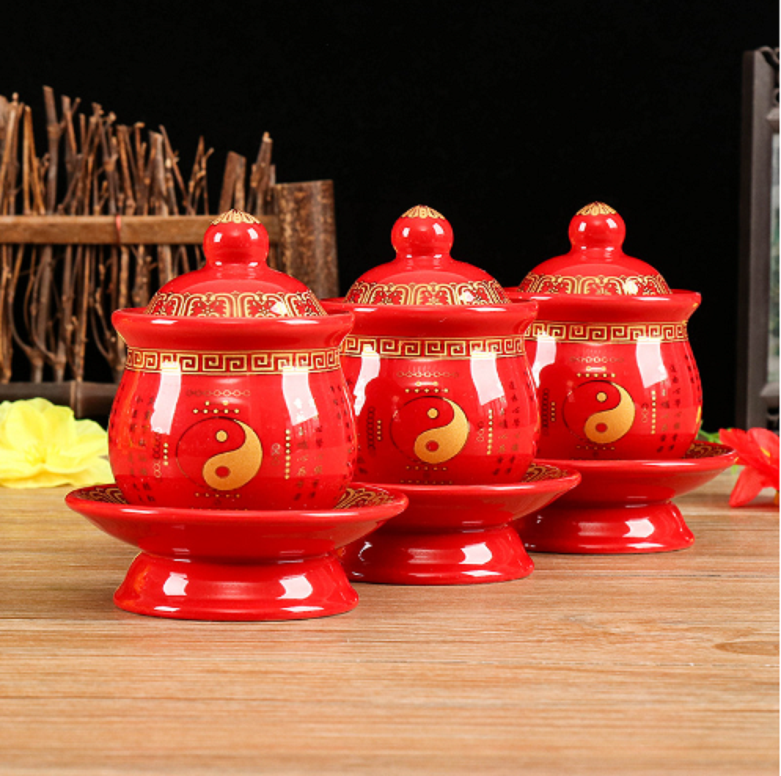 Chum, Ly Nước Sứ có đế ,có nắp-chân cao 7.2*9.6*11.5cm