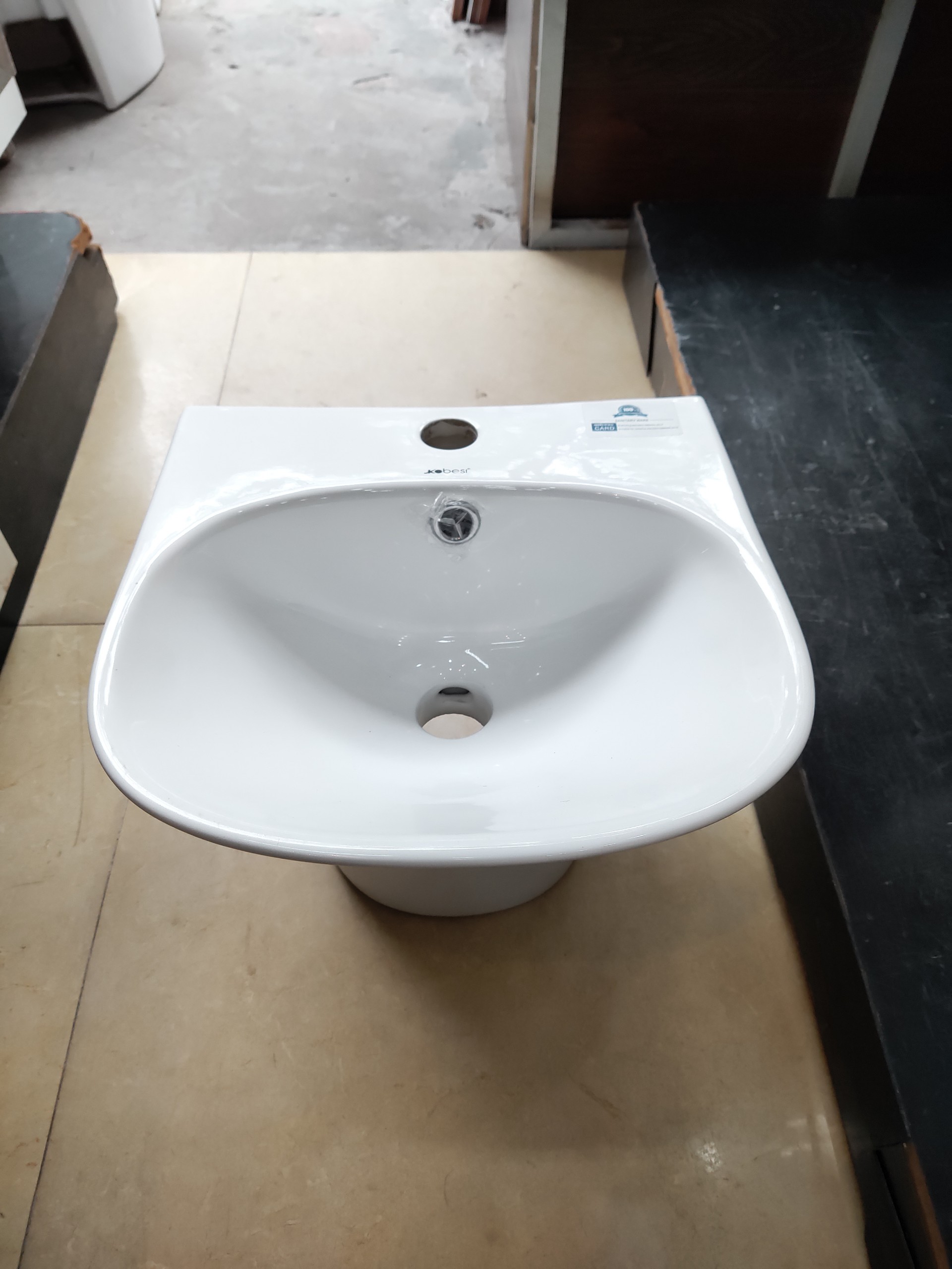 CHẬU LAVABO TREO TƯỜNG LIỀN CHÂN KT 36X36CM NHỎ GỌN