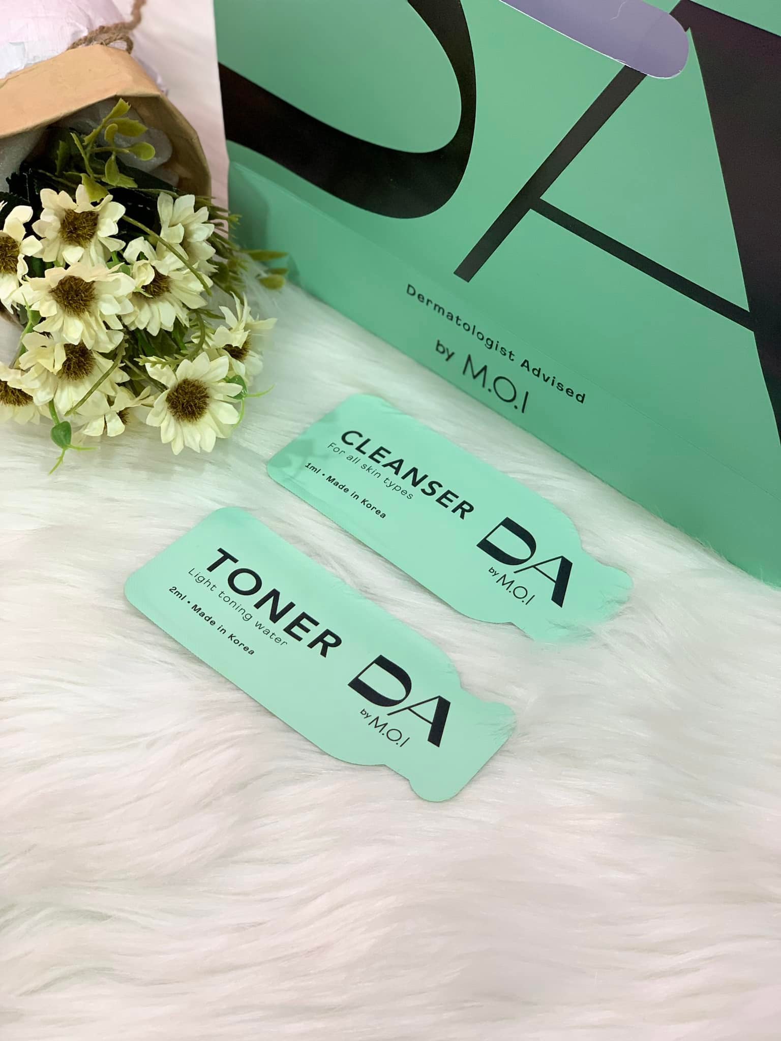 Set mini dưỡng da DA by MOI Cosmetics gồm 1 sữa rửa mặt 1ml và 1 toner 2ml làm sạch, dưỡng ẩm, se khít lỗ chân lông