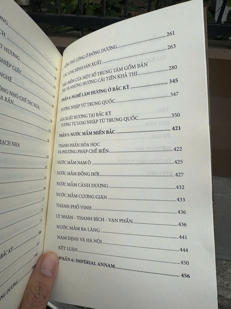 LÀNG NGHỀ TRUYỀN THỐNG – Dưới Góc Nhìn Của Người Nước Ngoài – Hồng Nhung dịch  – Sách Miền Trung