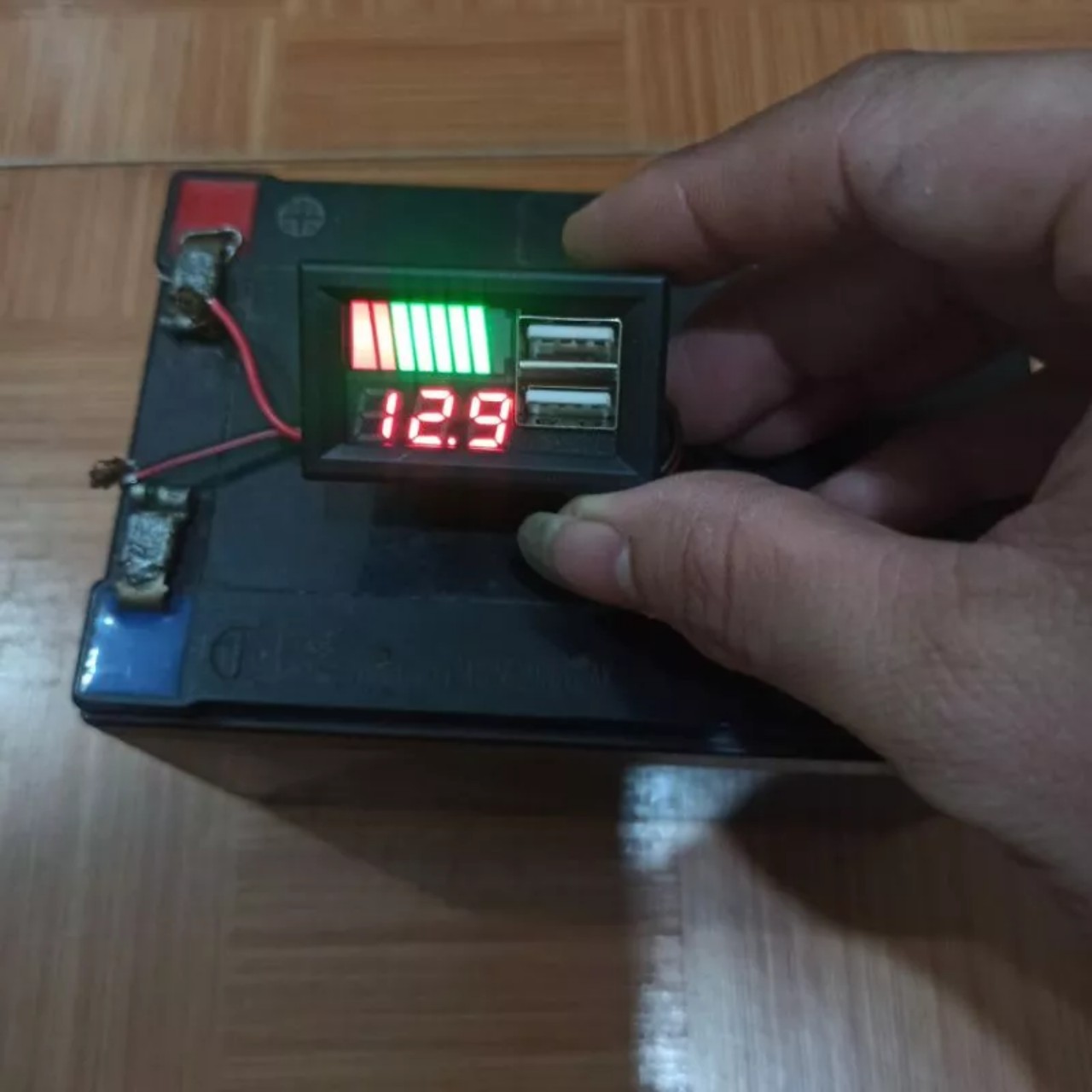 Đồng hồ báo điện áp ắc quy 12v-80v kèm sạc USB loại tốt