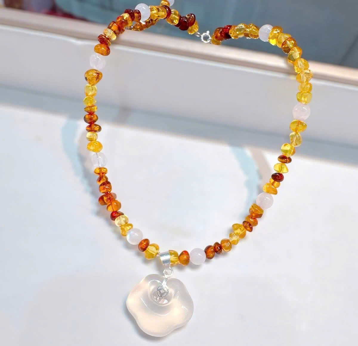 Vòng Cổ Hổ Phách Cho Bé – Mặt Như Ý Hoặc Phật Di Lặc – Móc Bạc – Thiết Kế An Toàn, Dễ Thương