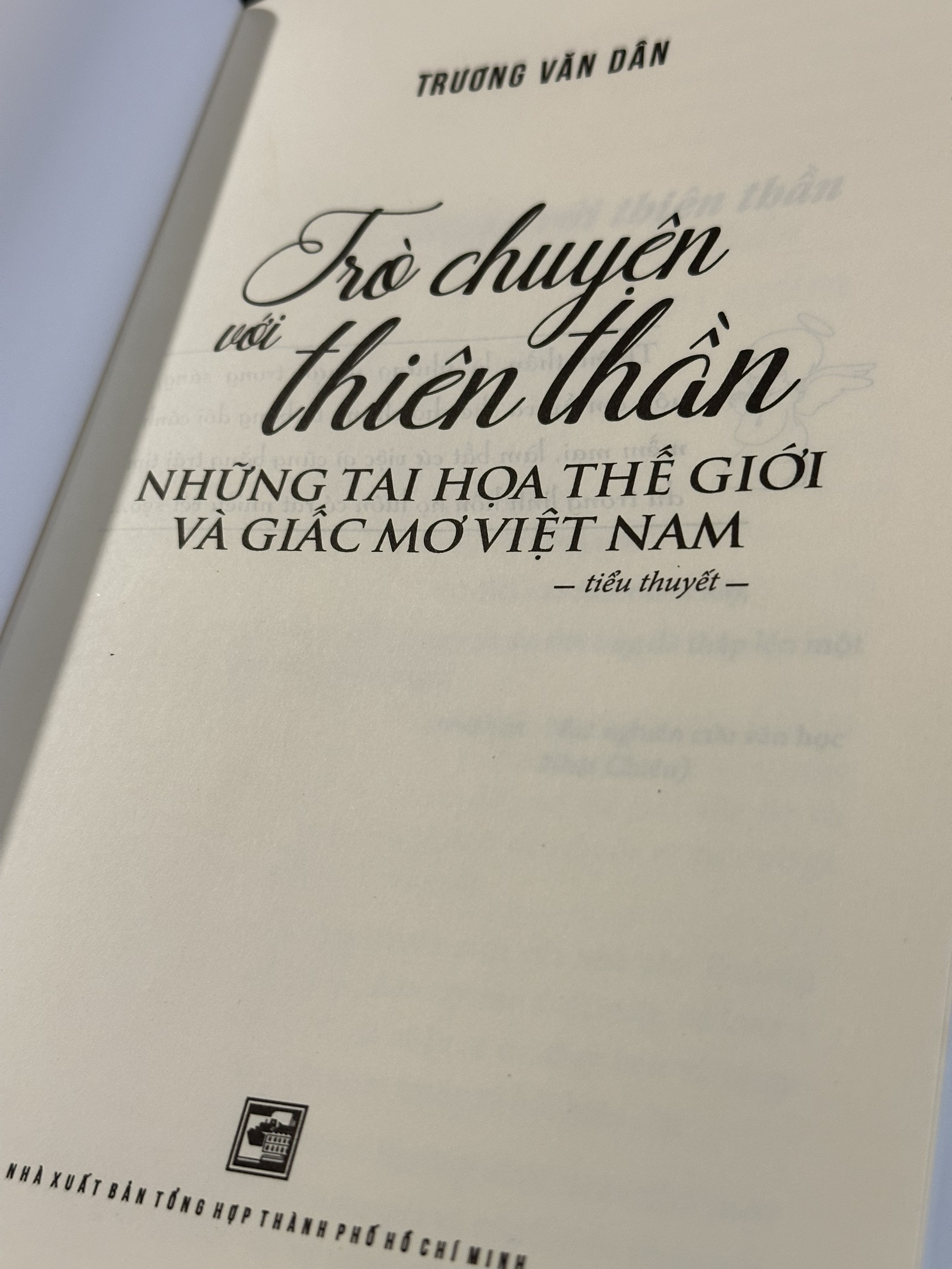 Trò Chuyện Với Thiên Thần - Những Tai Họa Thế Giới Và Giấc Mơ Việt Nam - Trương Văn Dân - (bìa mềm)