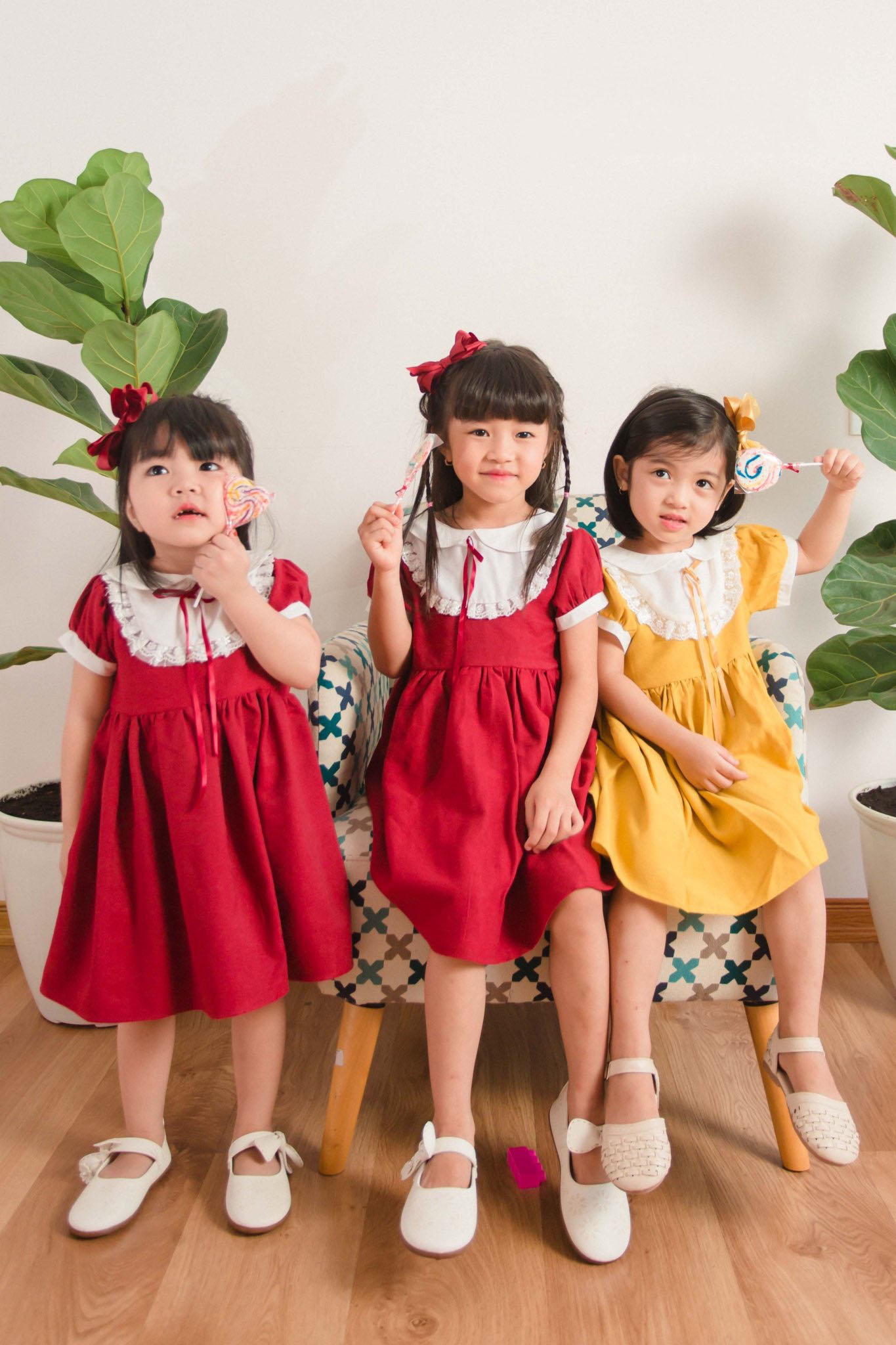 Đầm Nhung Công Chúa Phối Cổ Trắng Dành Cho Bé Từ 1 Đén 6 Tuổi