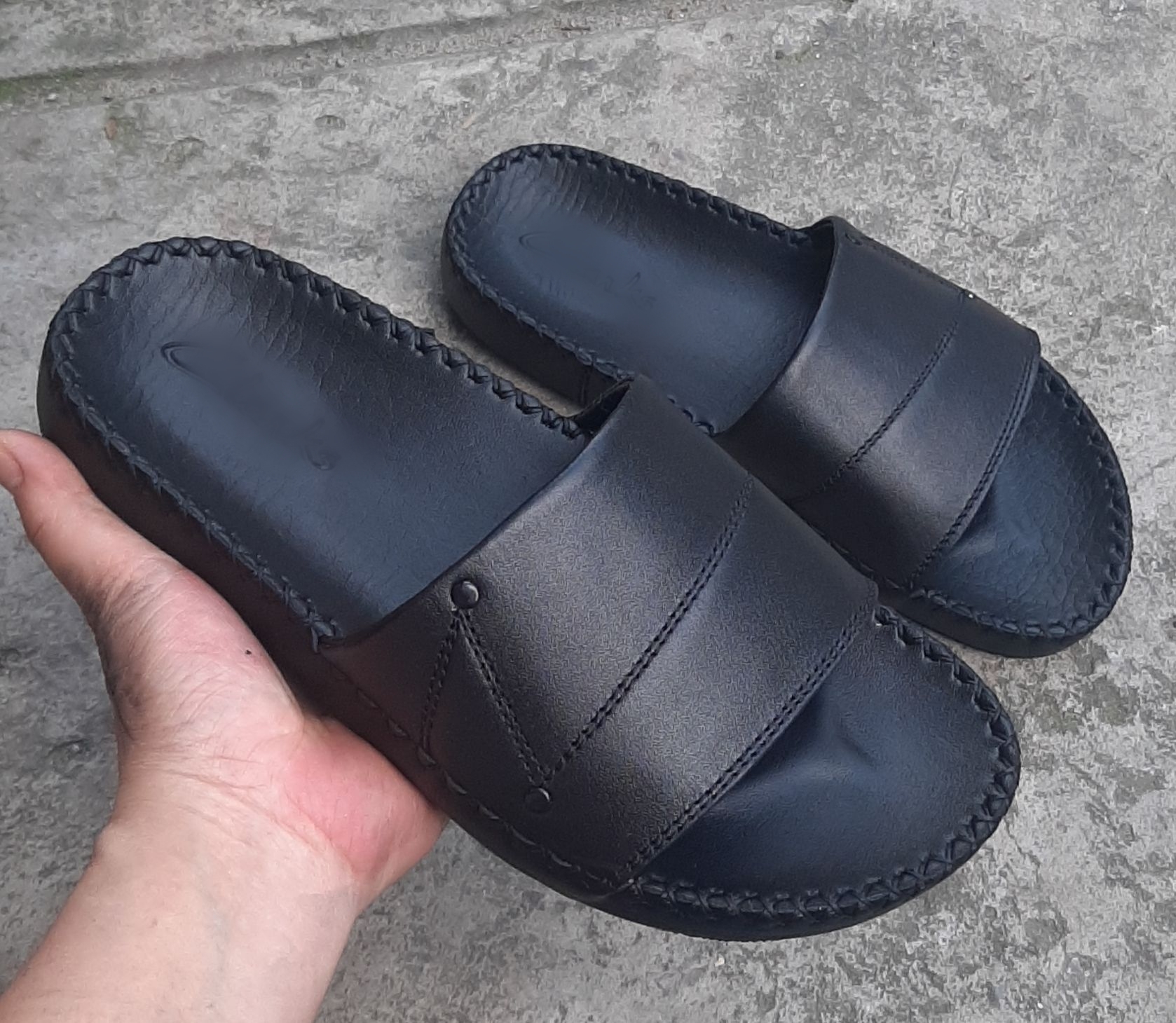 Dép nam da quai ngang cao cấp. Dép được may chắc chắn, SẢN PHẨM được bảo hành. Sỉ giá tốt