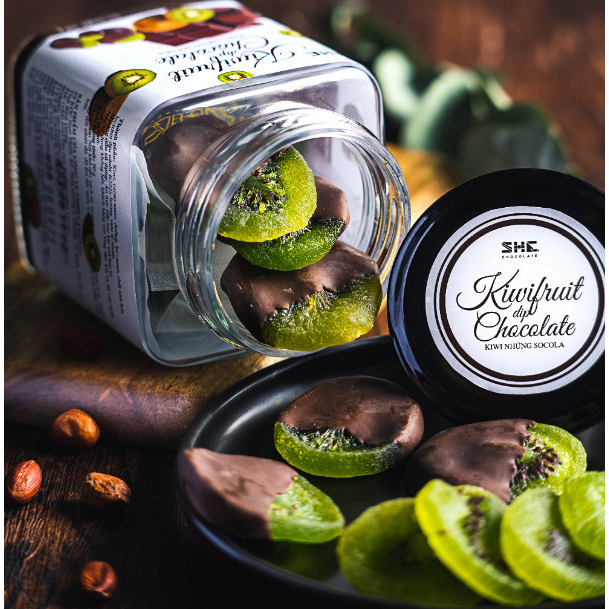 Kiwi nhúng socola - Hũ thủy tinh 120g - SHE Chocolate - Bổ sung năng lượng, đa dạng vị giác. Quà tặng sức khỏe, quà tặng người thân, dịp lễ, thích hợp ăn vặt