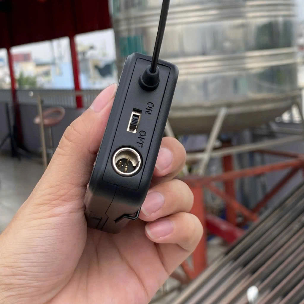 Micro Đeo Tai Đầu Thu MTMAX AKM44 PLUS – Kèm 4 Micro Đeo Tai, Khả Năng Thu Phát Đến 120m Bảo Hành 12 Tháng Thiết Kế 4 Kênh Tần Số Độc Lập, dùng âm thanh sự kiện, trường học hàng nhập khẩu