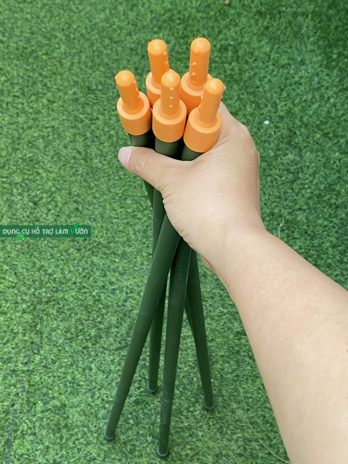 5 ống thép bọc nhựa phi 16 có đầu nối màu cam nối dài ống với nhau chuyên dùng làm khung giàn cho cây leo