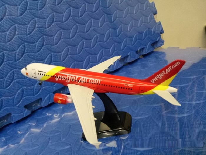 Mô hình máy bay tĩnh A320 Vietjet 20cm có bánh xe