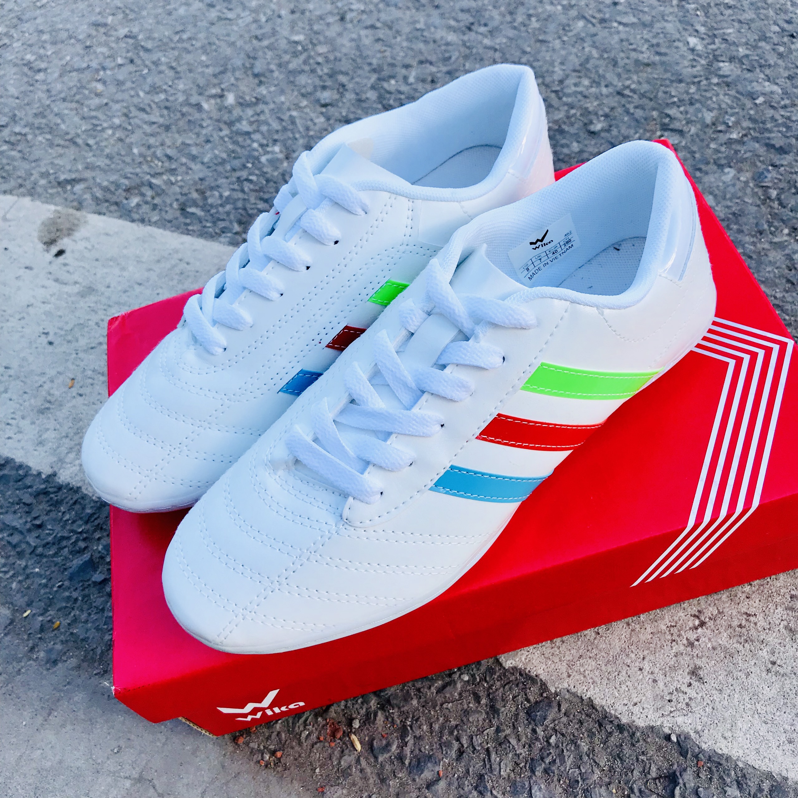 Mẫu giày đá banh sân cỏ nhân tạo 3 sọc cao cấp