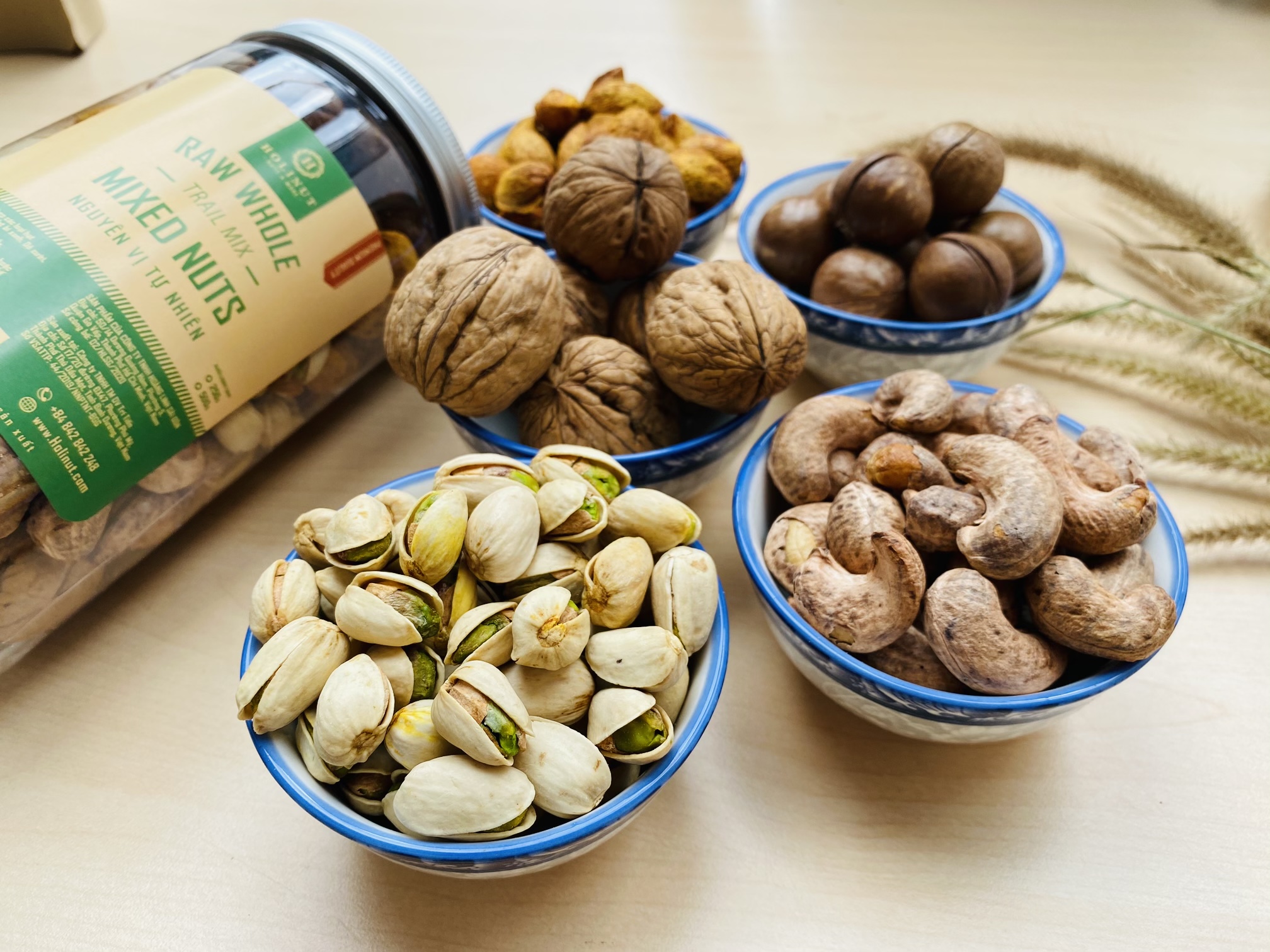 MIX HẠT CÒN VỎ - Hạt óc chó còn vỏ, Hạt macca nứt vỏ, hạt dẻ cười, Hạnh nhân rang bơ, Điều rang muối/ đóng gói 500gram