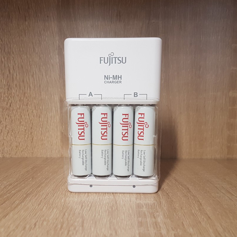 Box sạc kèm 4 pin AA Fujitsu HR-3UTC 1900mAh hàng nội địa box Nhật - made in JAPAN (trắng) Hàng Nhập Khẩu