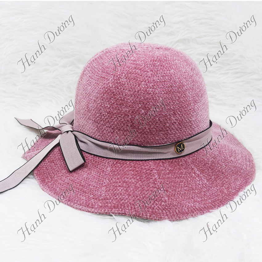 Nón vành rộng vải nhung vành gợn sóng, gắn nơ có chữ M, vành rộng 8 cm, có dây rút size bên trong nón