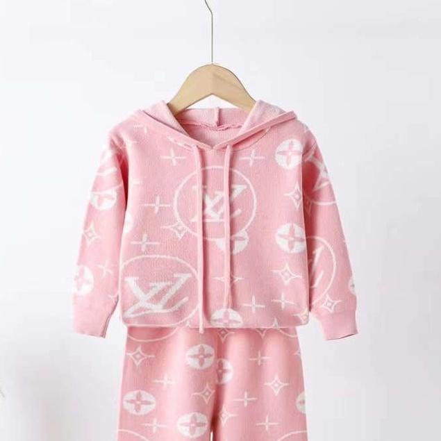 Bộ len bé gái cao cấp 2-7 tuổi họa tiết chữ DIO và LV. Đồ bộ dài tay cho bé vải len dày dặn mềm mịn thời trang