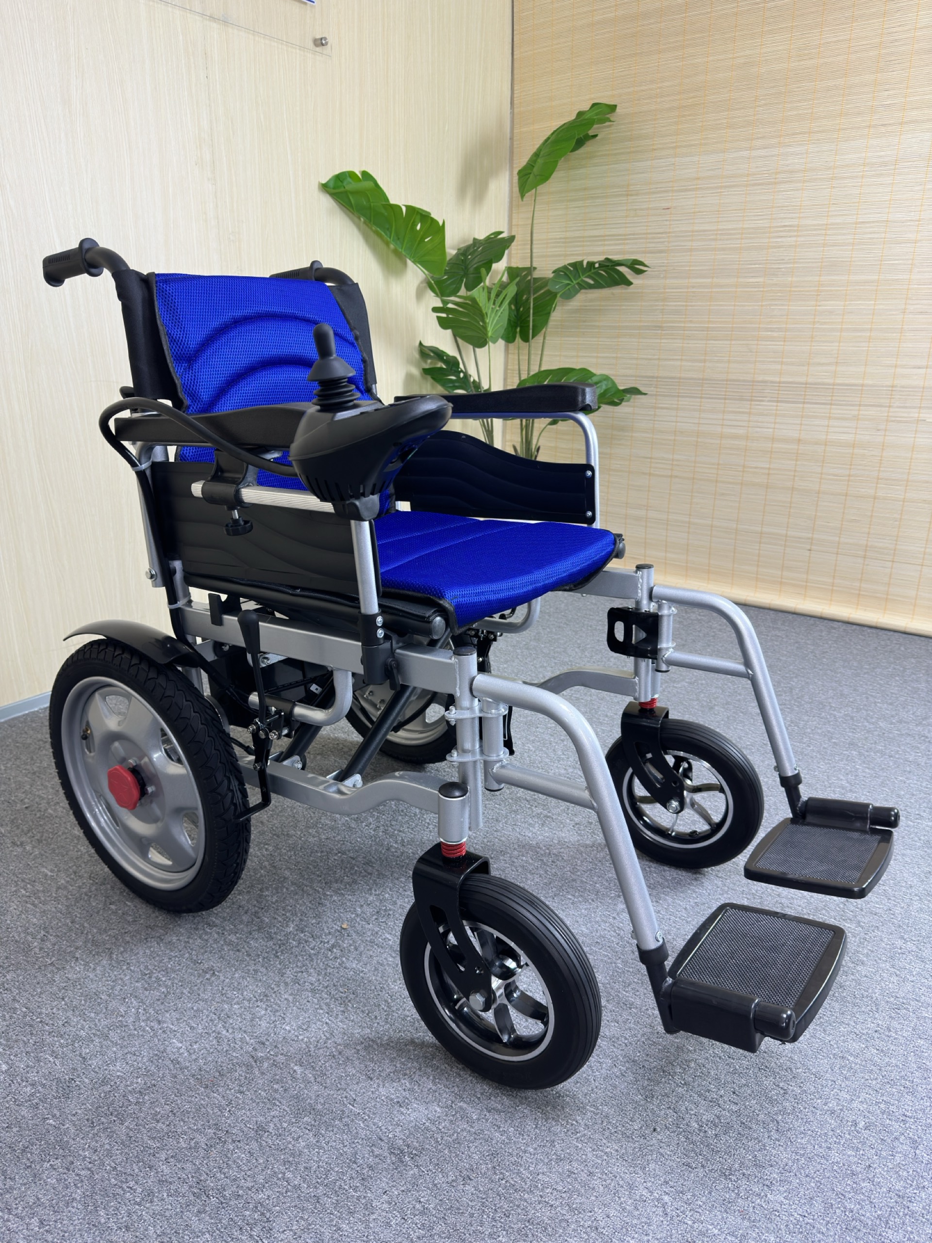 Xe Lăn Điện Phanh Điện tử Gấp Gọn, Điều Khiển Dễ Dàng, Pin Sạc Tối Đa 20km, Chính Hãng NIKITA XLD-1520