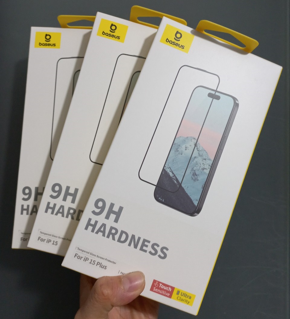 Miếng dán cường lực full màn viền đen màng bảo vệ loa cho tất cả iP 15 series Baseus 9H Hardness Tempered Glass _ Hàng chính hãng