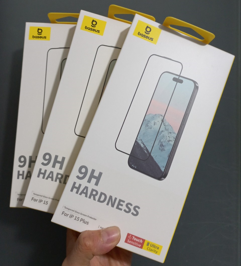 Miếng dán cường lực full màn viền đen màng bảo vệ loa cho tất cả iP 15 series Baseus 9H Hardness Tempered Glass _  Hàng chính hãng