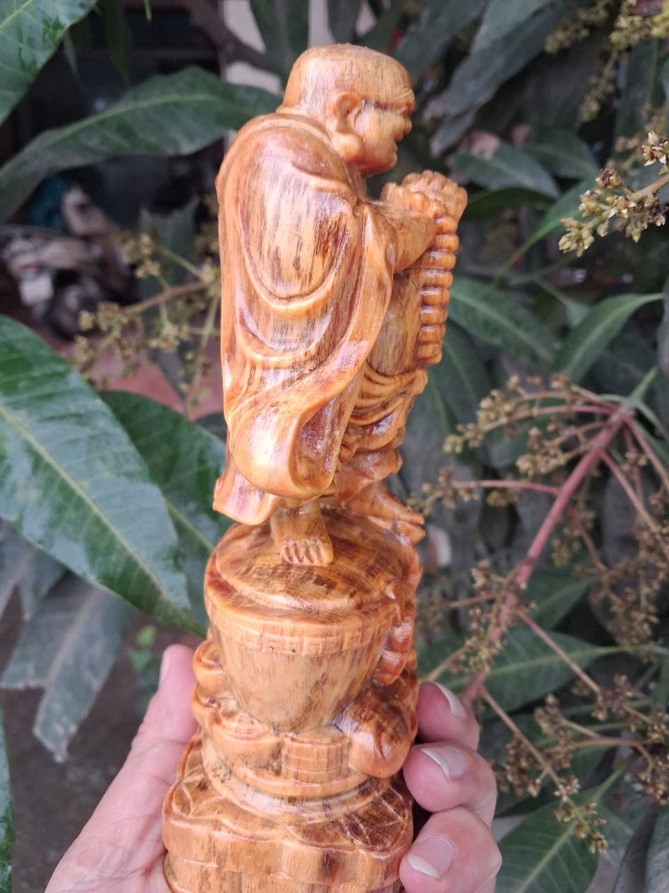 Tượng phật di lặc chúc phúc bằng gỗ huyết long cao 20x8x6cm