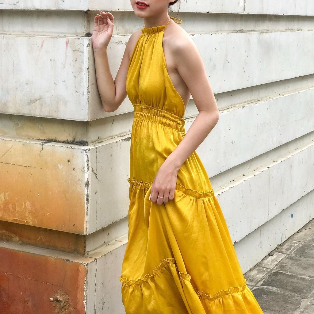 KIOBI – Đầm yếm form dáng maxi, nhún thun eo co dãn, lưng mở rộng gợi cảm, vải lụa nhung vàng - KID20124V