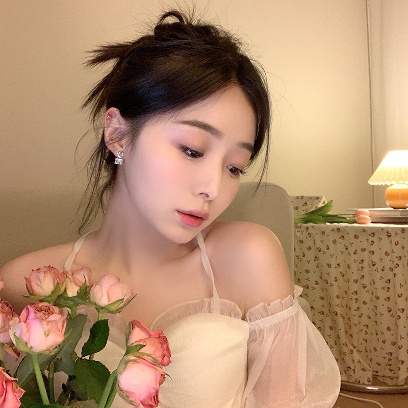 Khuyên tai đính đá nhân tạo sang trọng