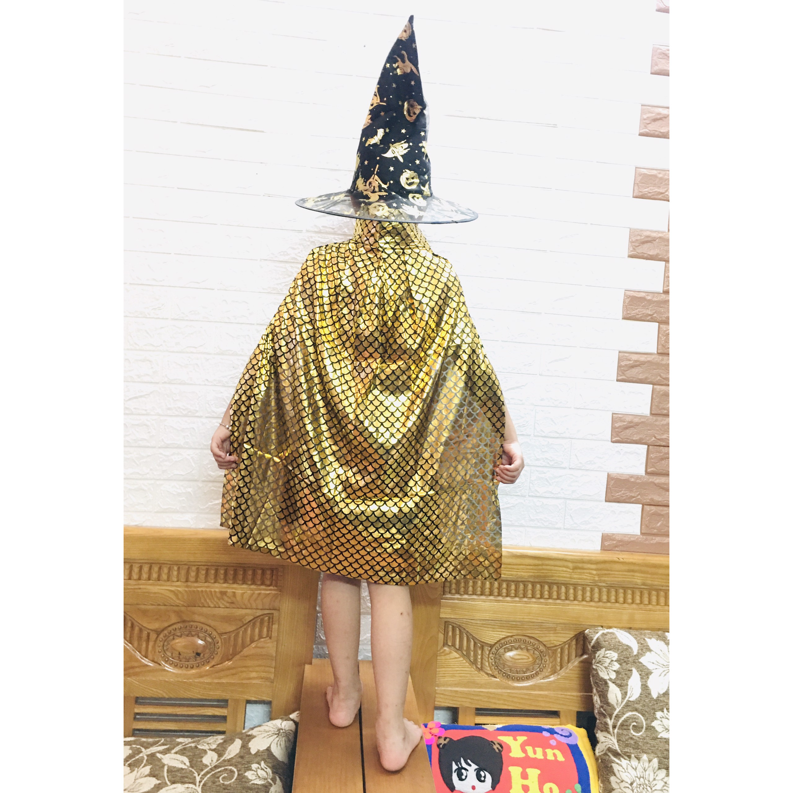 Set áo choàng kèm mũ hình vẩy cá hóa trang halloween