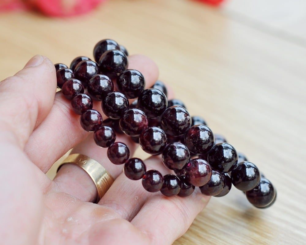 Vòng Tay Đá Ngọc Hồng Lựu Garnet Tự Nhiên 10mm - Vòng tay đá phong thủy cho người Mệnh Hỏa, Mệnh Thổ cho Nam và Nữ