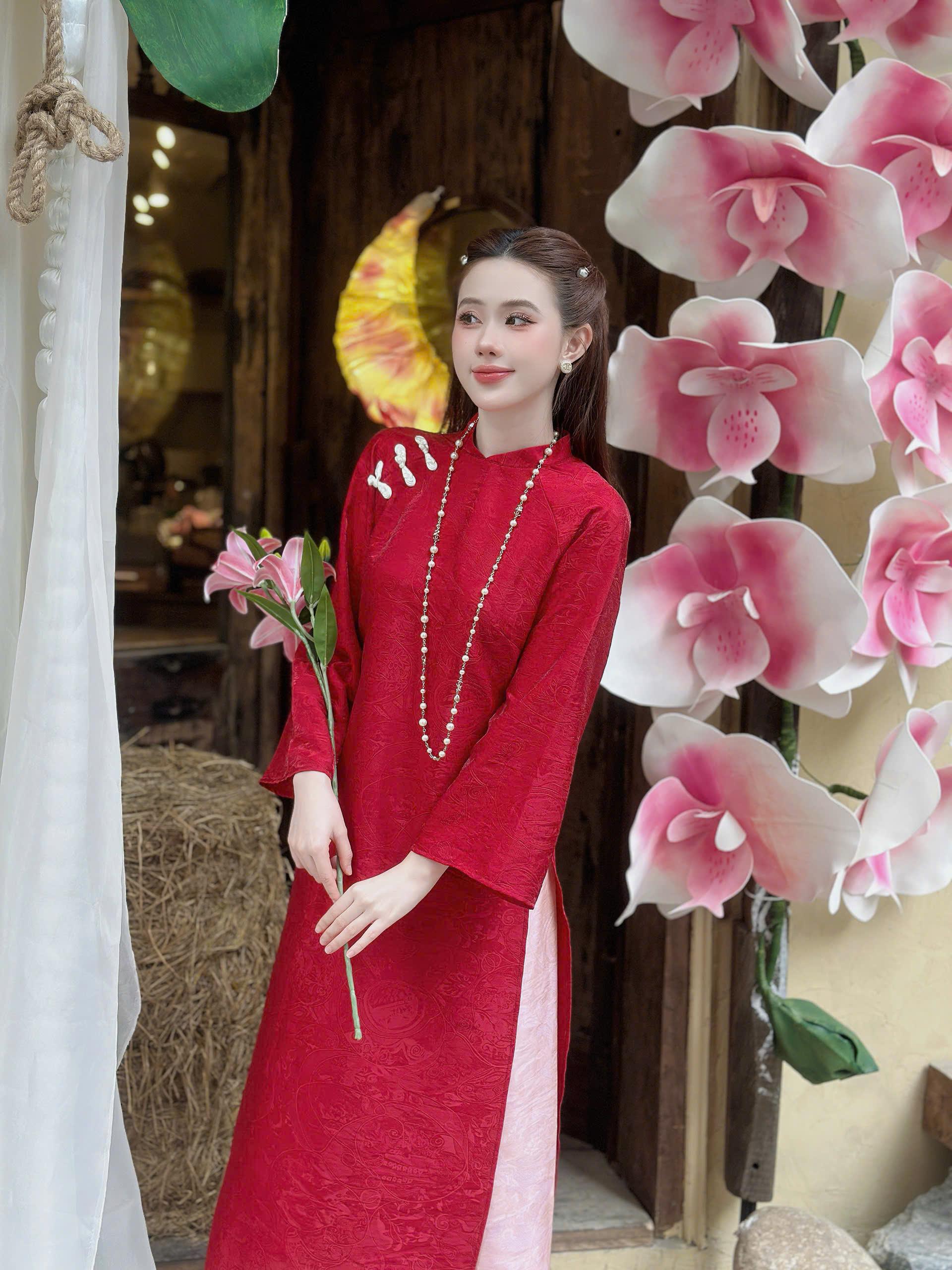 Áo Dài Tơ Ánh Đỏ Hoa Văn Cao Cấp – Thanh Lịch &amp; Nổi Bật - Áo đỏ quần vàng