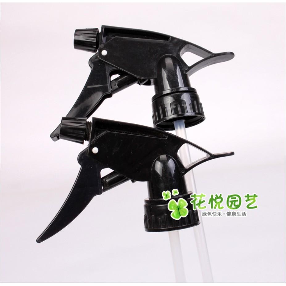 Đầu xịt nước có thể vặn vừa các loại chai nước như chai Coca từ 0.5 lít tới 1.5 lít biến chúng thành bình tưới cây