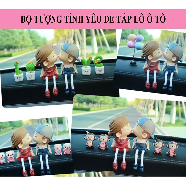 Bộ tượng cặp đôi hôn nhau và những chú thú cưng để trên ô tô