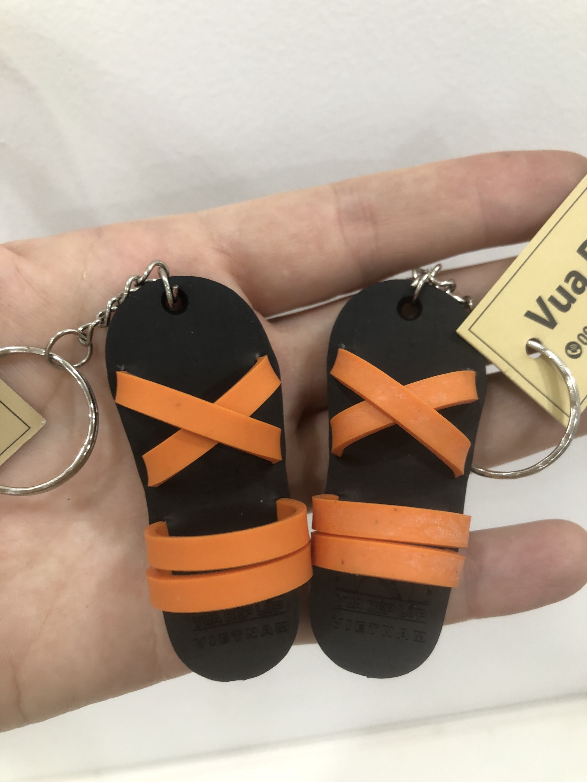 Móc khóa hình dép cao su thiết kế hợp thời trang tinh xảo được làm thủ công của nghệ nhân Vua dép lốp Phạm Quang Xuân