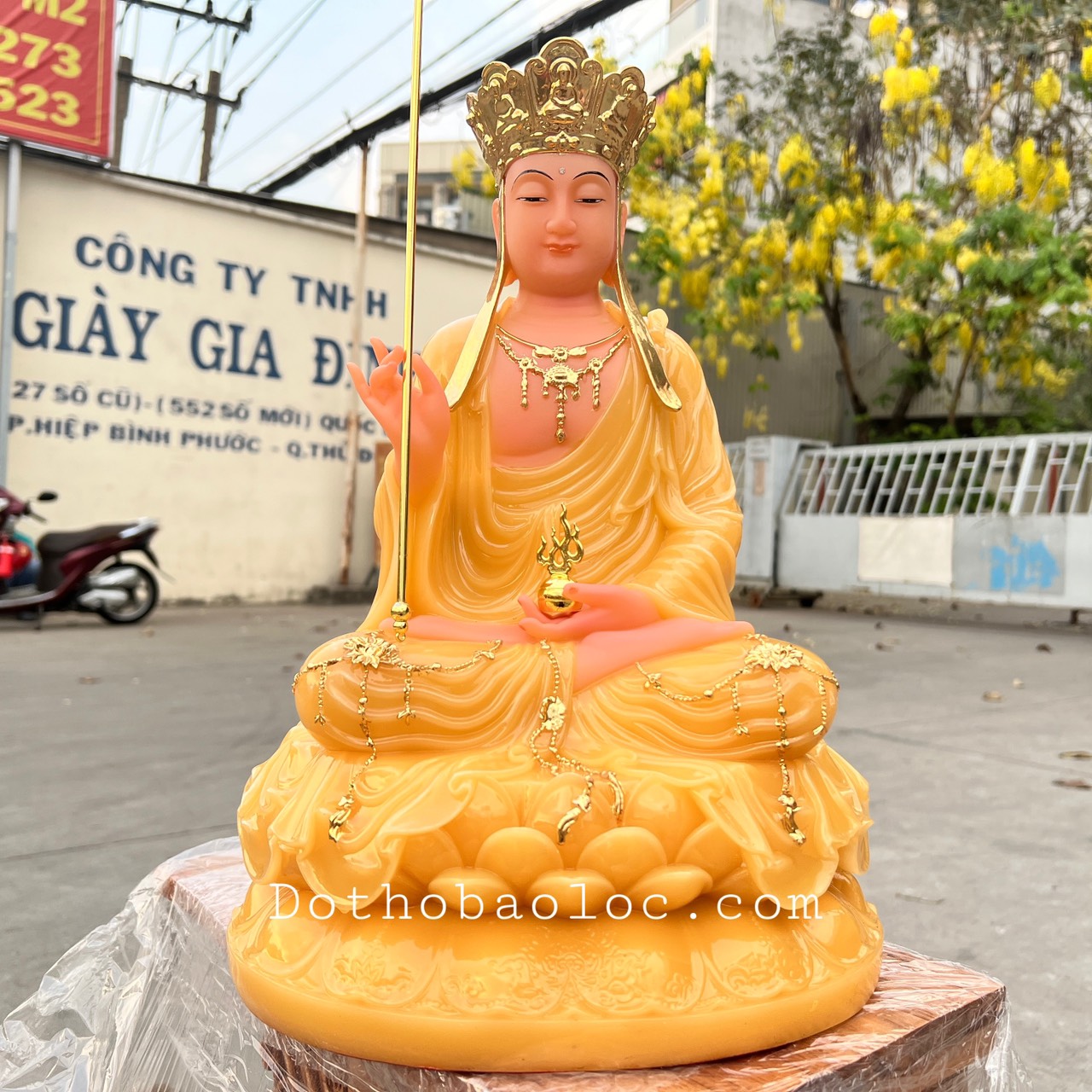 Tượng Địa Tạng Vương Bồ Tát ngồi trên đài sen bằng đá nhập khẩu cao cấp cao 40cm– màu vàng thạch anh