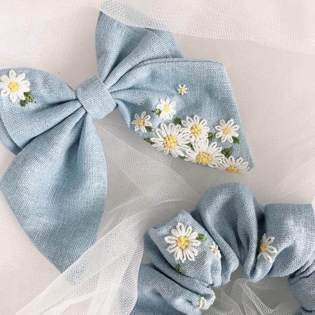 Nơ và scrunchies linen xanh da trời thêu cúc hoạ mi