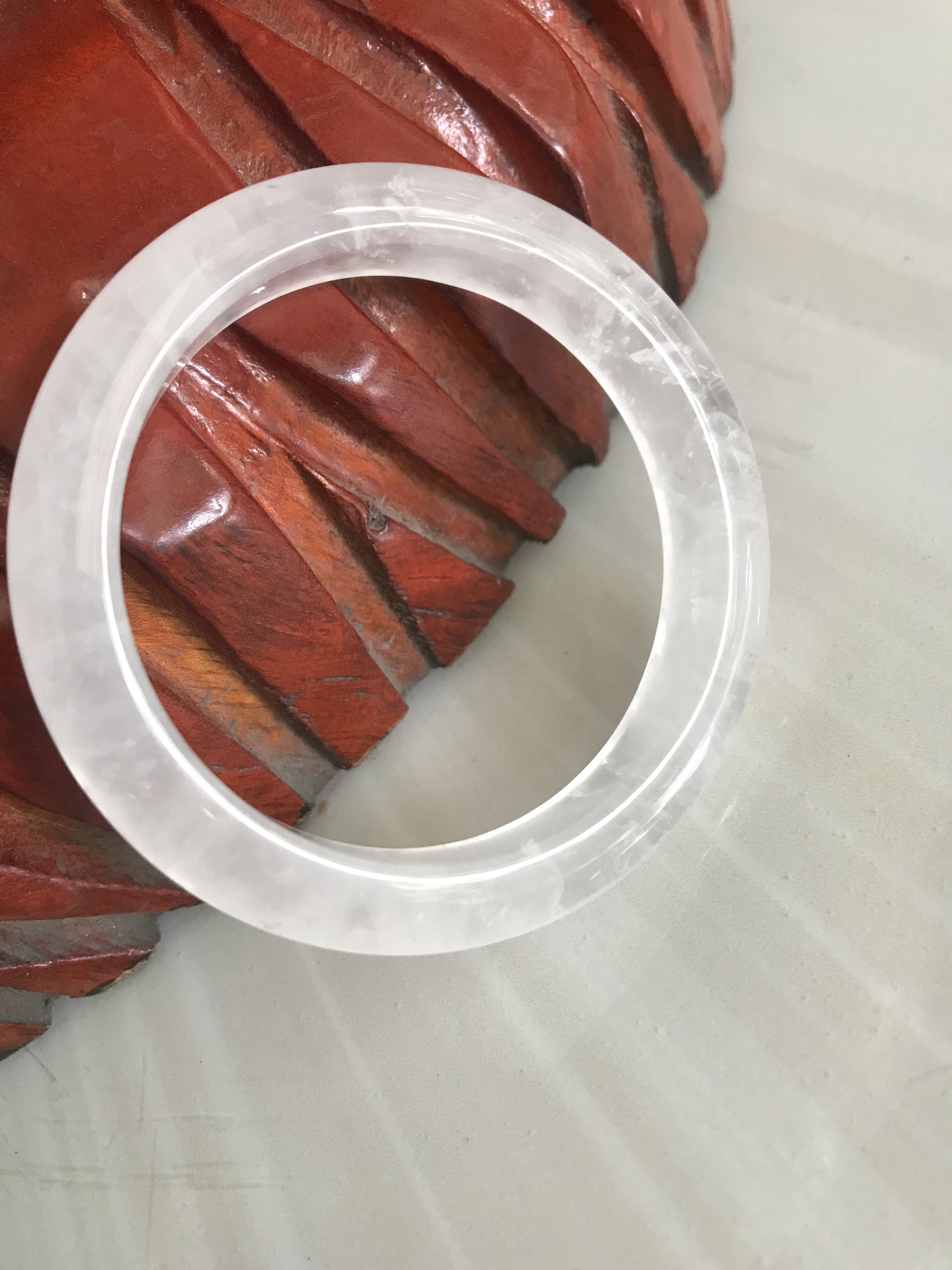 Vòng Thạch Anh Trắng Tự Nhiên Bản Hẹ Mới đẹp Ni 55mm Cao 12mm Dầy 9mm Màu trắng trong bóng đẹp Nữ mệnh Kim mệnh Thủy tay vừa đeo 50kg - 55 kg ạ