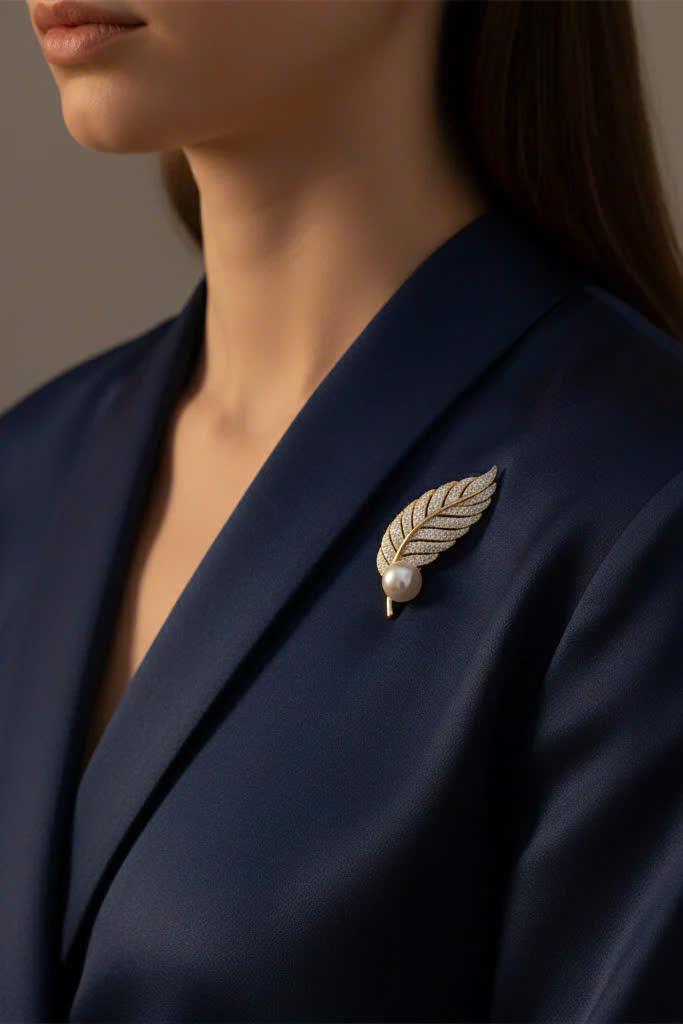 Trâm Cài Áo Vest, Áo Dài Đính Ngọc Trai Baroque Hình Lông Vũ thời trang thiết kế Hity ACC404