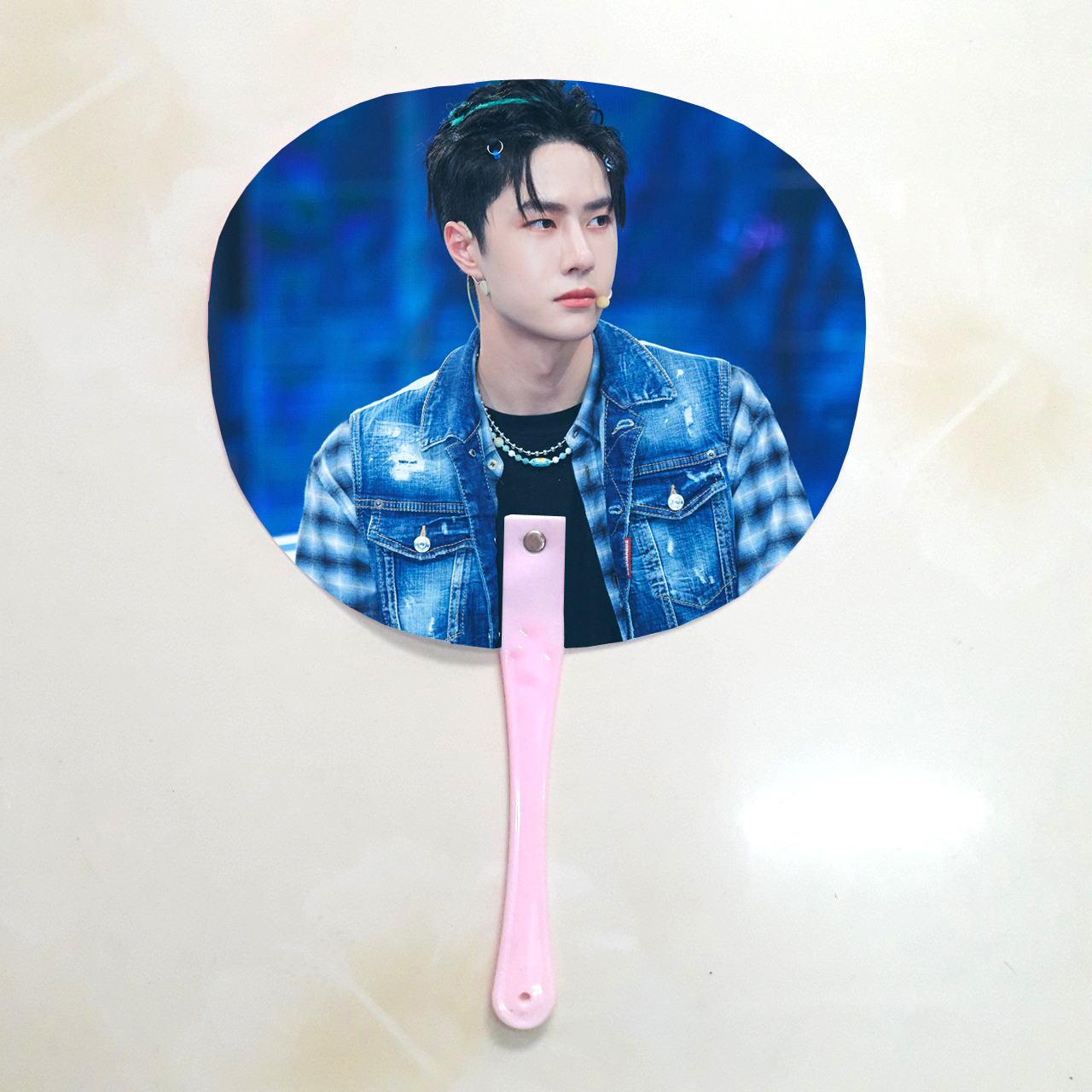 Qụat cầm tay  Vương Nhất Bác