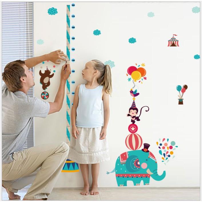 Decal dán tường thước đo chú voi và khỉ
