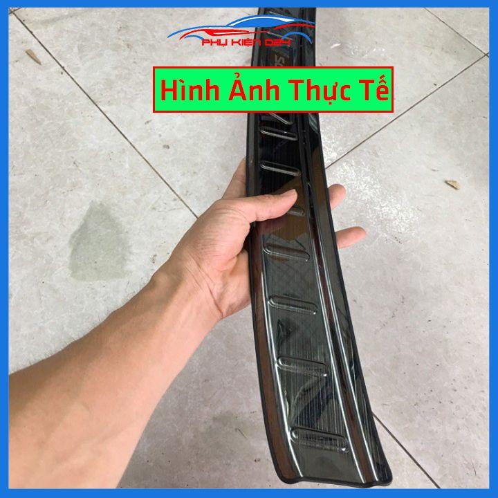 Ốp chống trầy cốp Kia Soluto 2019-2020-2021 thép không gỉ vân titan bảo vệ xe chống va đập