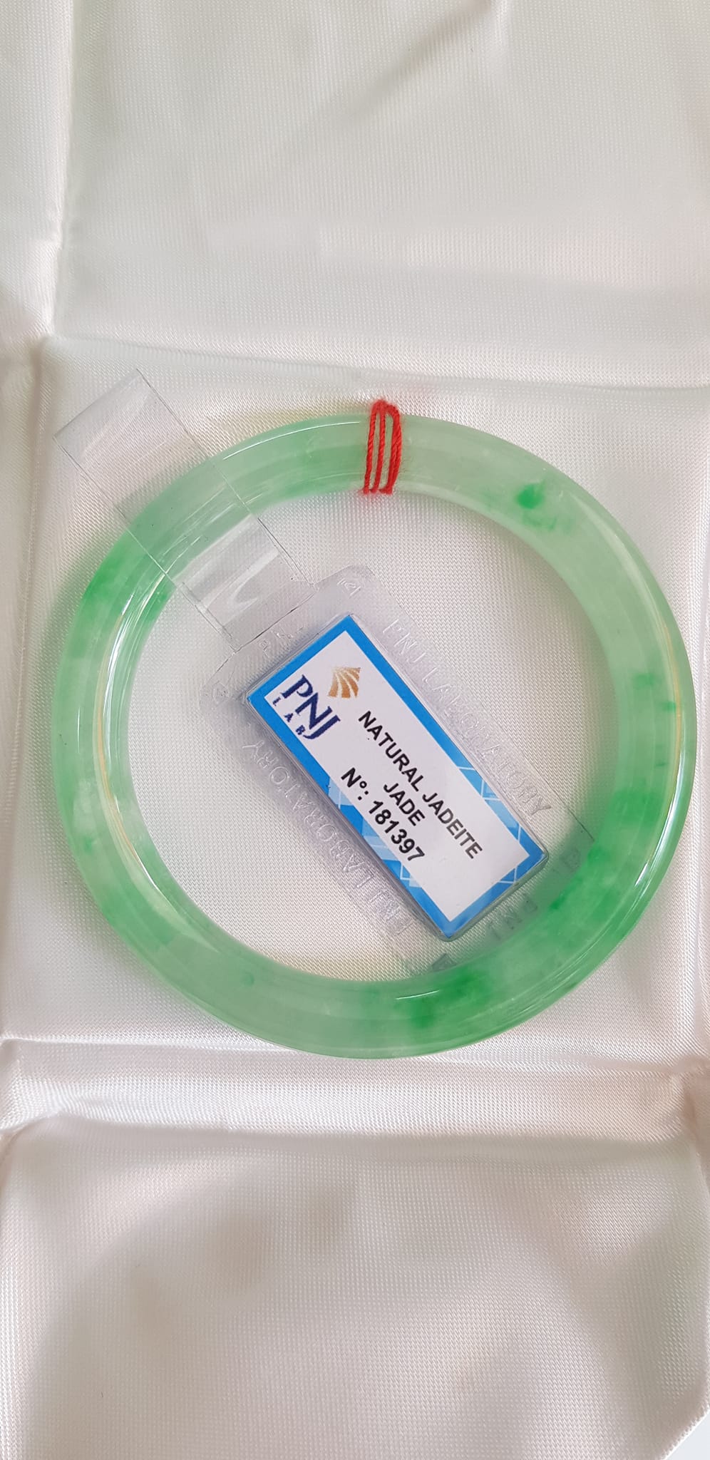 Vòng Cẩm Thạch tự nhiên T Lý Rơi Sao 52mm x cọng 8mm Vòng kiểm định Natural Jadeite Jade P No 181397 màu Xanh ngọc nhẹ trắng điểm xanh lý trong bóng đều đẹp sang lắm luôn nữ 50kg - 55kg đeo ạ