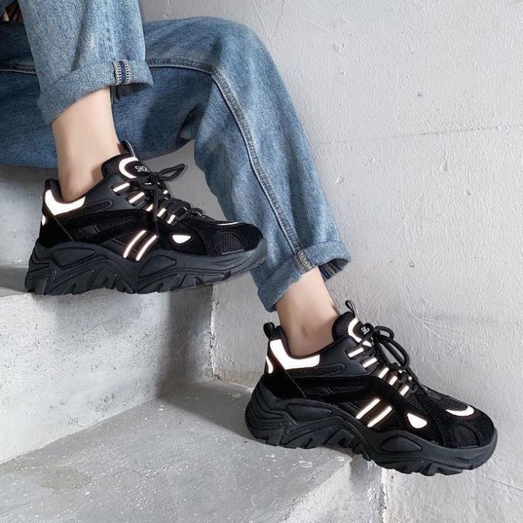 Giày thể thao nữ Ulzzang Eyty nâng độn đế cao 5cm răng cưa to mềm thoáng cá tính năng động màu đen trơn/kem