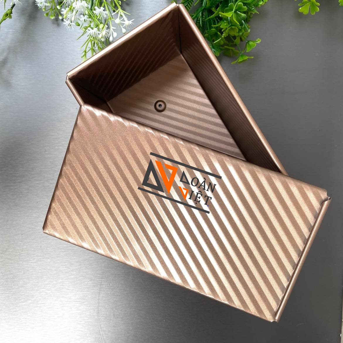 BÁNH MÌ SANDWICH vân GỢN SÓNG mẫu mới SIÊU ĐẸP CAO CẤP. Khuôn bánh mì gối Thép CARBON chống dính màu VÀNG Đồng SANG TRỌNG. Khay lớn với kích thước 20.5 x 12x 11cm